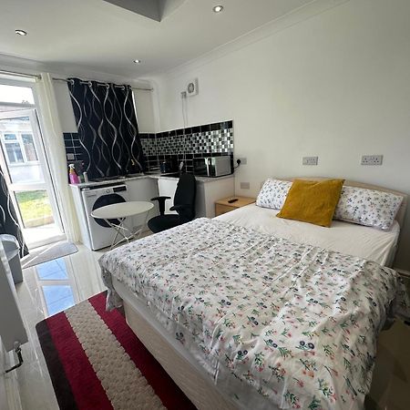 Luxury Ensuite Studio In Crayford Dartford Bexley London With Full Kitchen And Side Garden Alleyway Entrance Erith Exterior foto