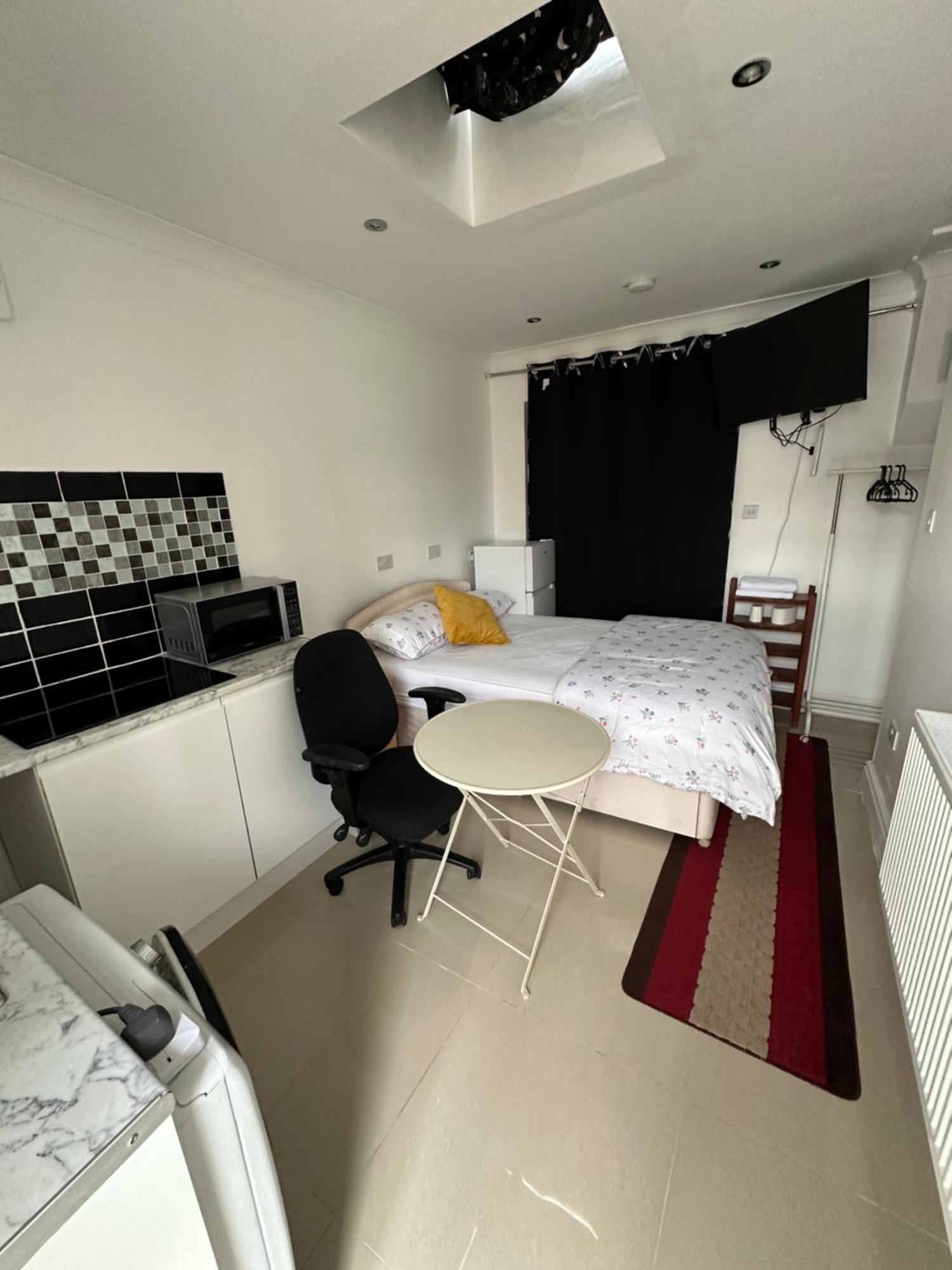 Luxury Ensuite Studio In Crayford Dartford Bexley London With Full Kitchen And Side Garden Alleyway Entrance Erith Exterior foto
