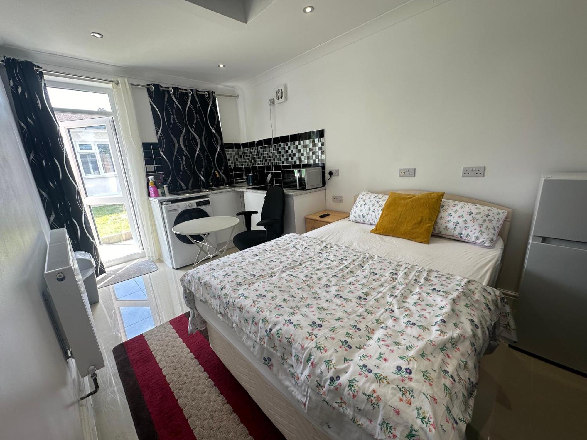 Luxury Ensuite Studio In Crayford Dartford Bexley London With Full Kitchen And Side Garden Alleyway Entrance Erith Exterior foto
