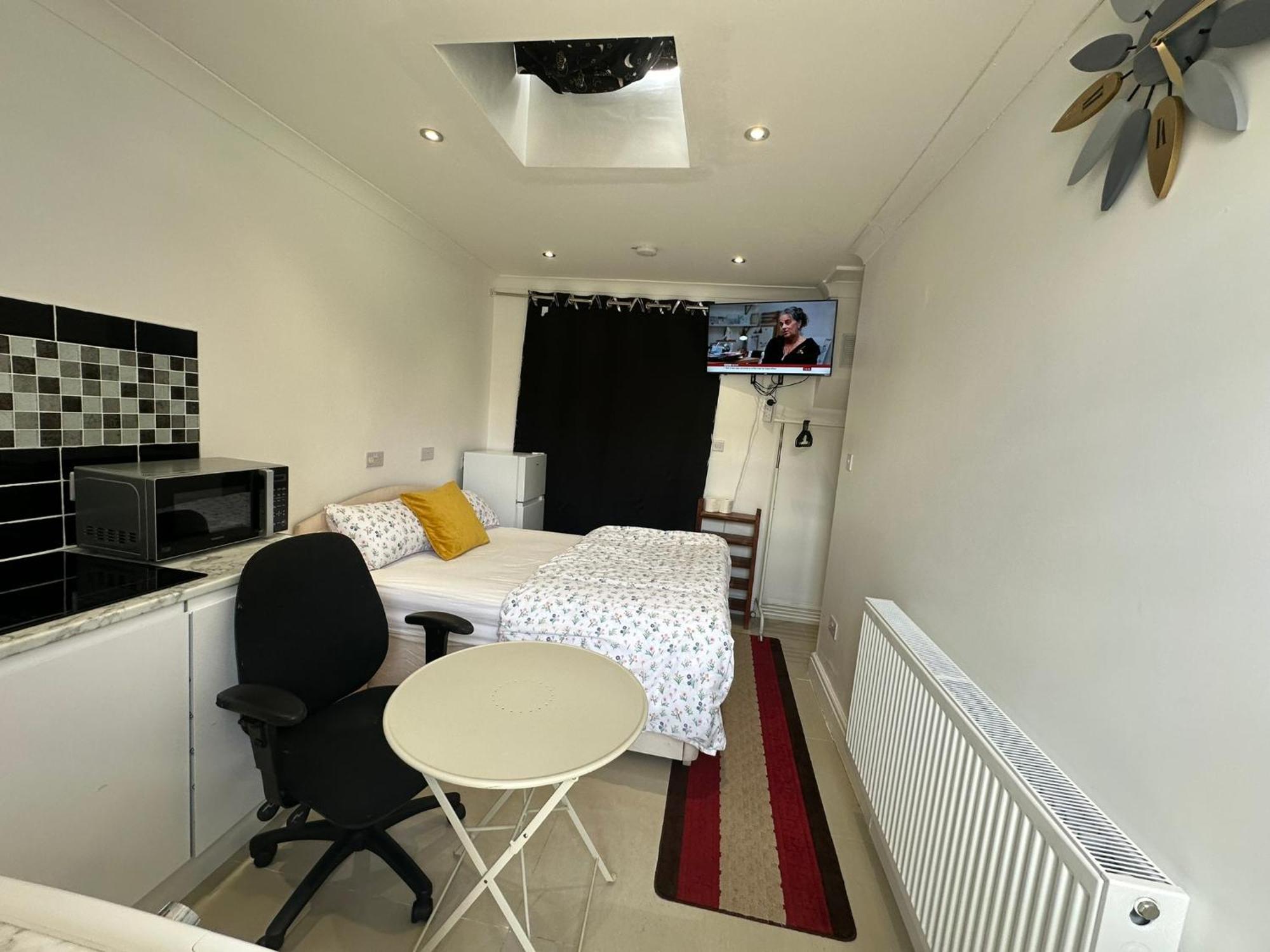Luxury Ensuite Studio In Crayford Dartford Bexley London With Full Kitchen And Side Garden Alleyway Entrance Erith Exterior foto