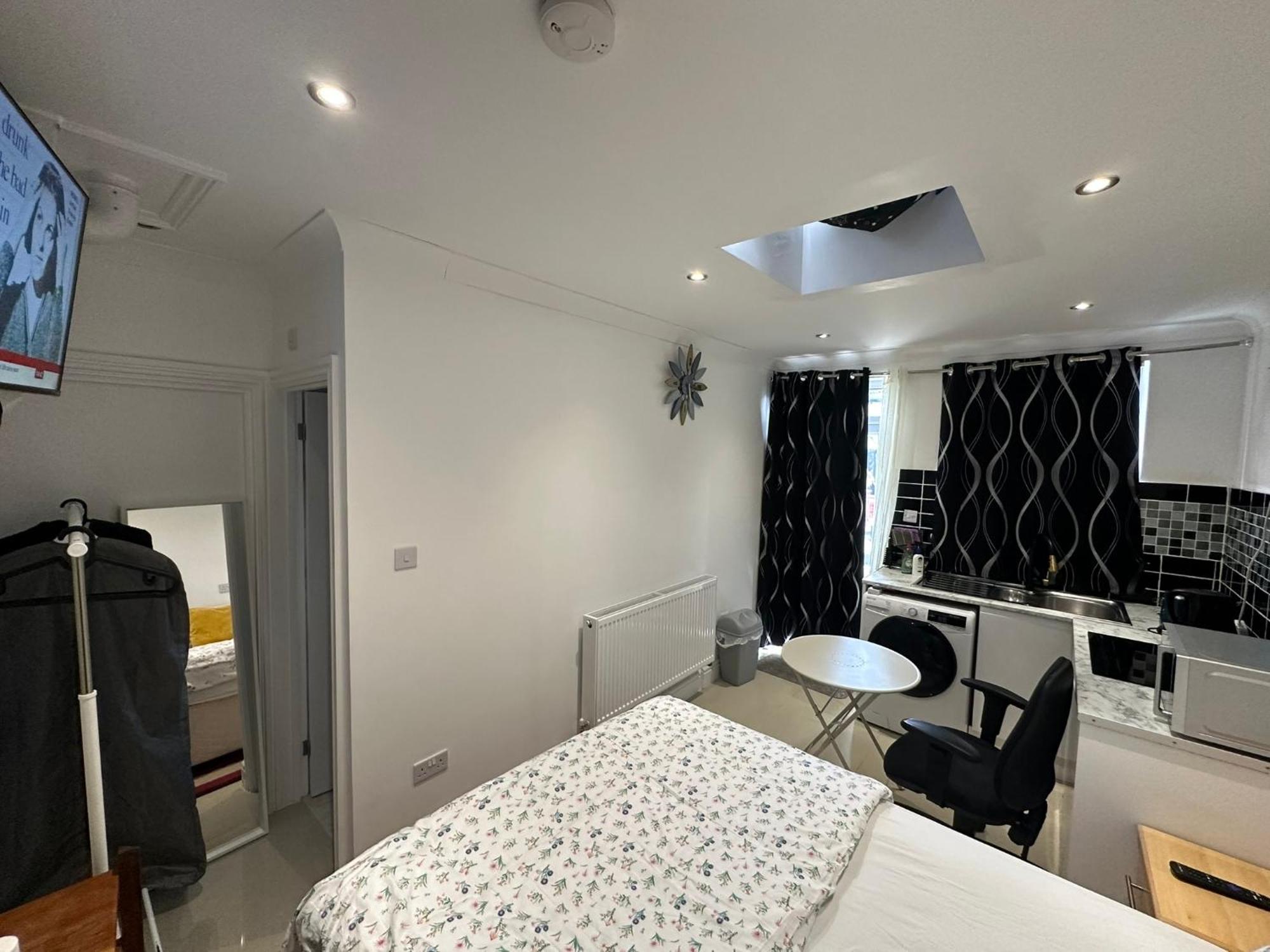 Luxury Ensuite Studio In Crayford Dartford Bexley London With Full Kitchen And Side Garden Alleyway Entrance Erith Exterior foto