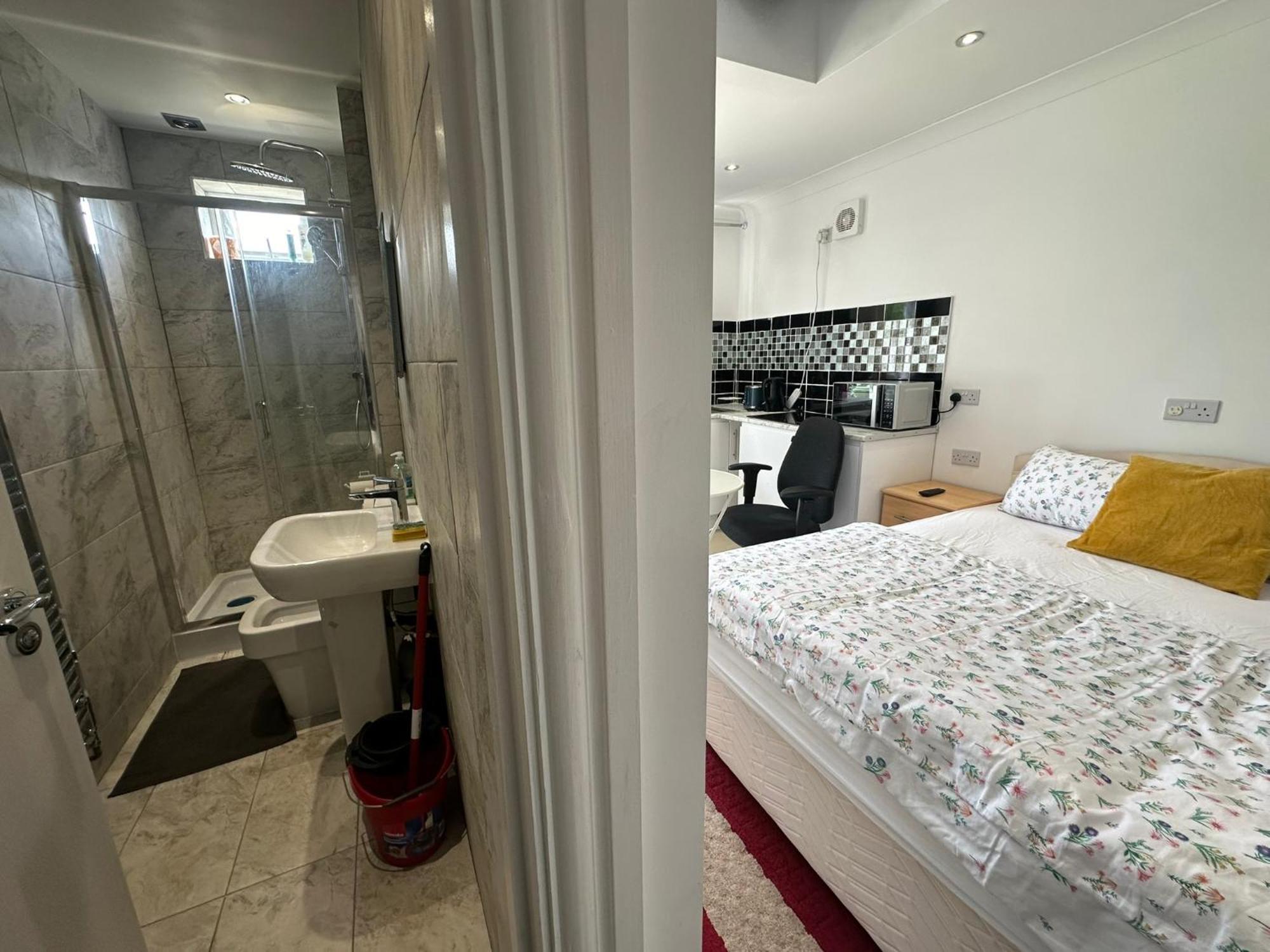 Luxury Ensuite Studio In Crayford Dartford Bexley London With Full Kitchen And Side Garden Alleyway Entrance Erith Exterior foto