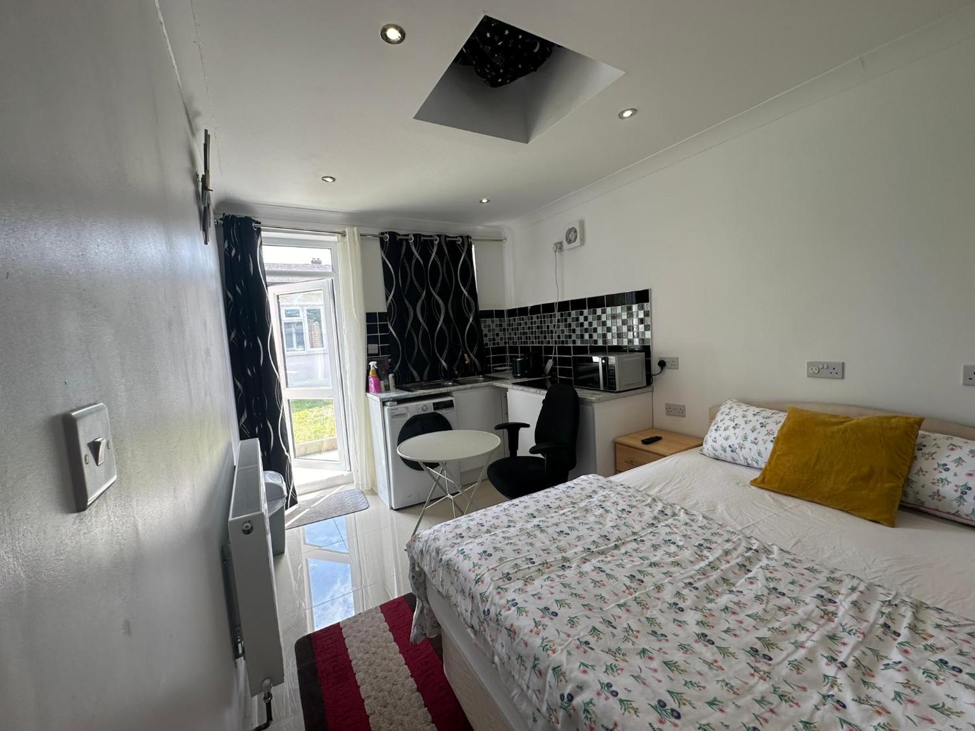 Luxury Ensuite Studio In Crayford Dartford Bexley London With Full Kitchen And Side Garden Alleyway Entrance Erith Exterior foto