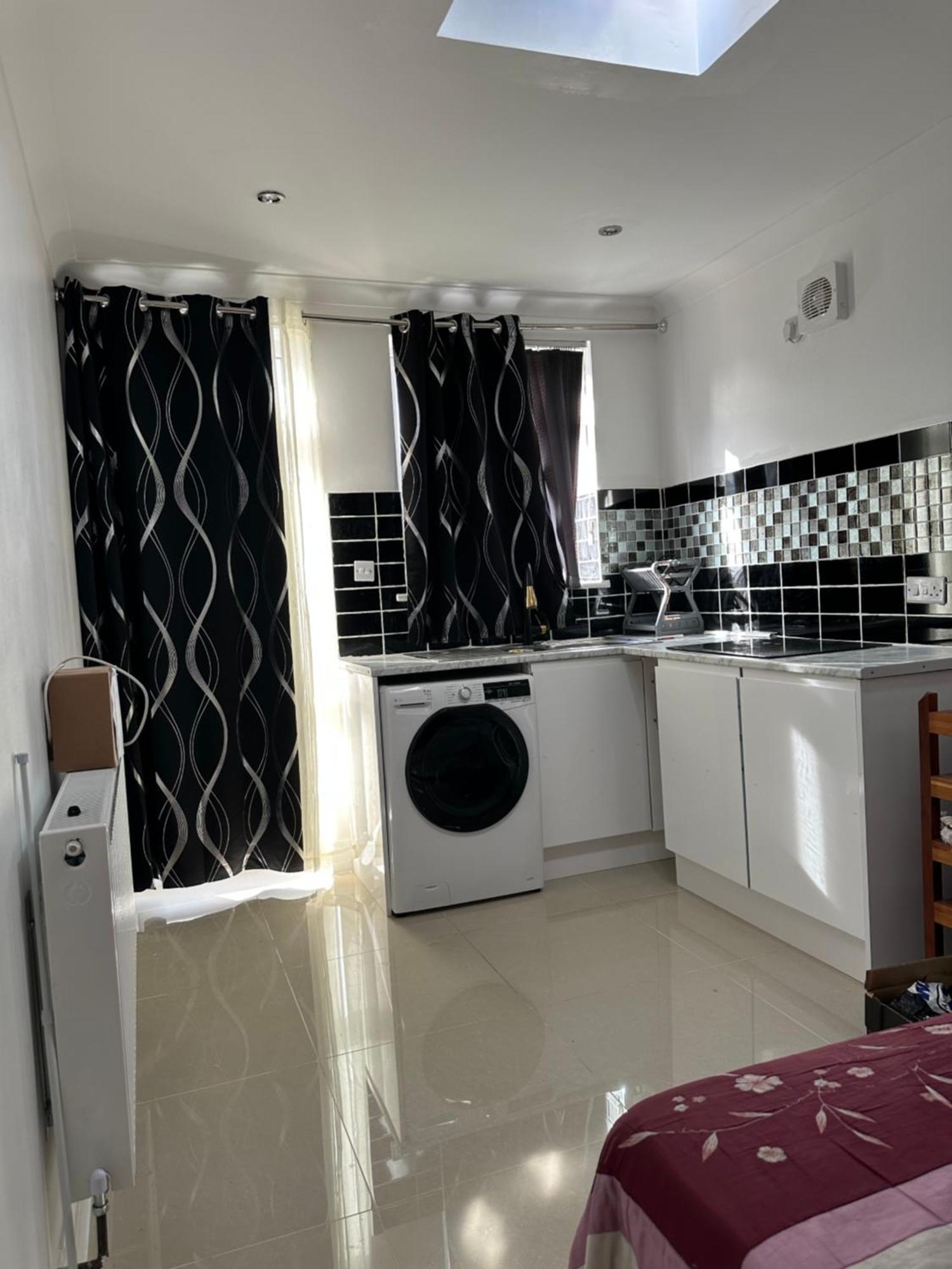 Luxury Ensuite Studio In Crayford Dartford Bexley London With Full Kitchen And Side Garden Alleyway Entrance Erith Exterior foto