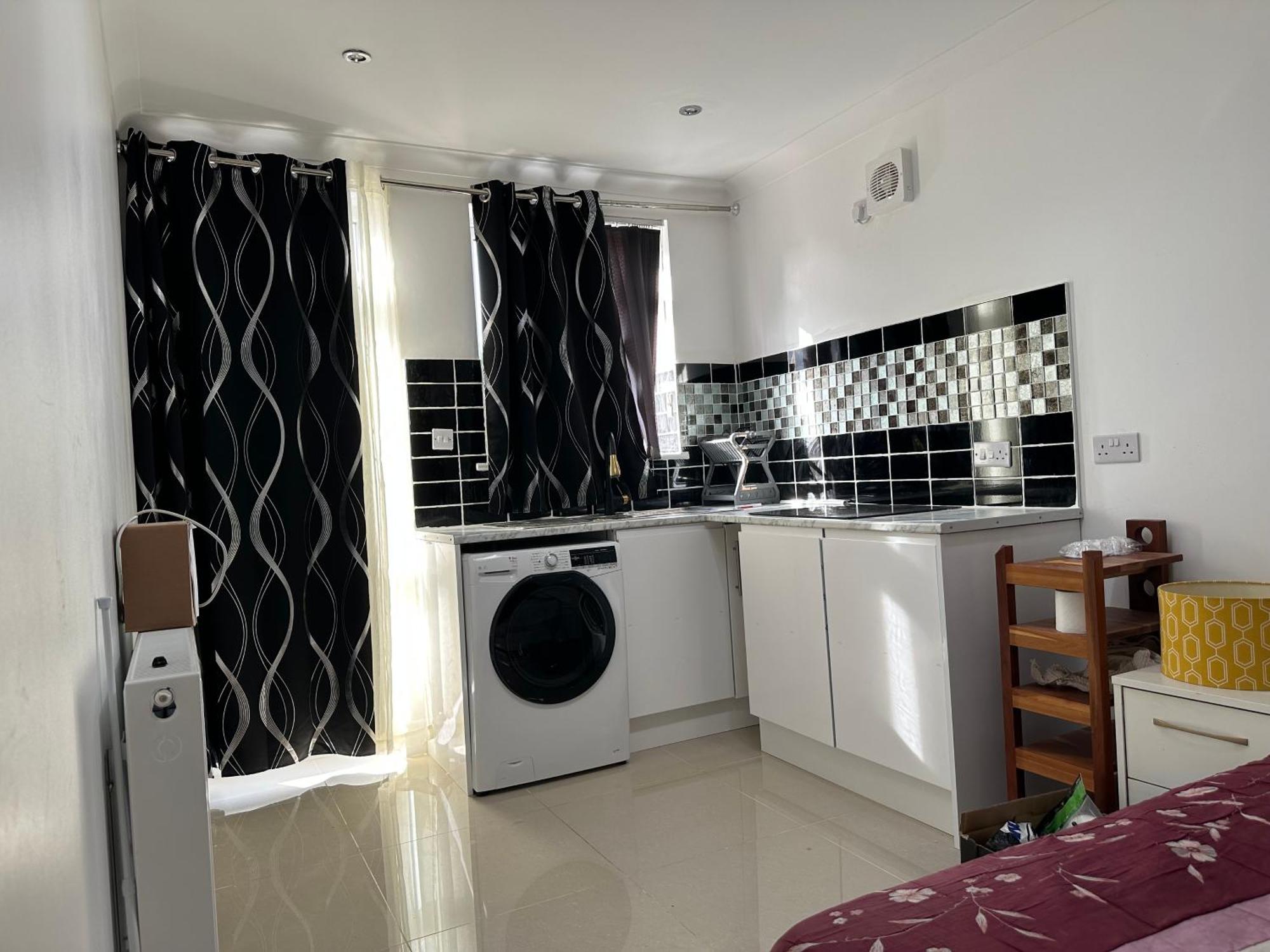 Luxury Ensuite Studio In Crayford Dartford Bexley London With Full Kitchen And Side Garden Alleyway Entrance Erith Exterior foto