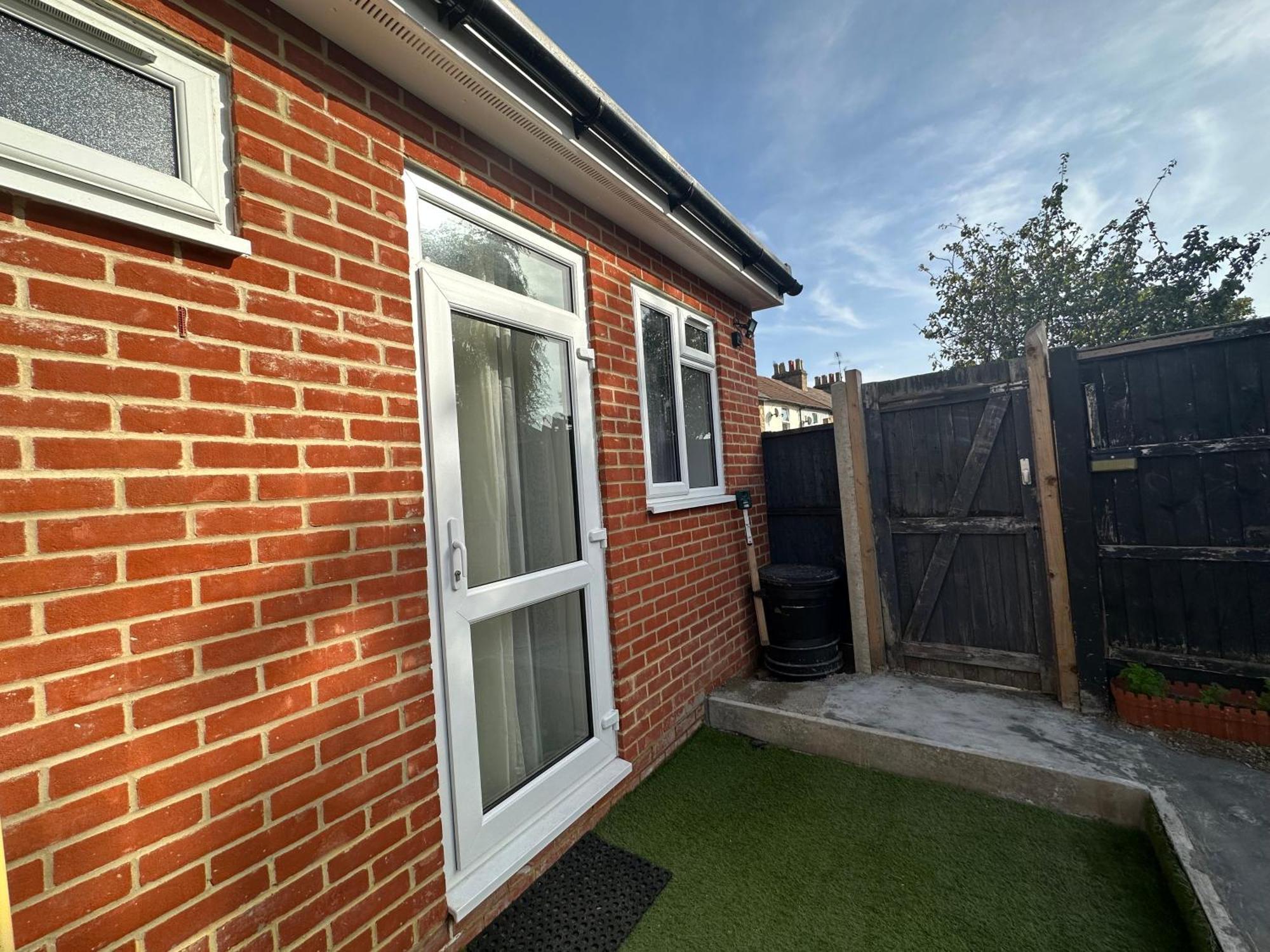 Luxury Ensuite Studio In Crayford Dartford Bexley London With Full Kitchen And Side Garden Alleyway Entrance Erith Exterior foto
