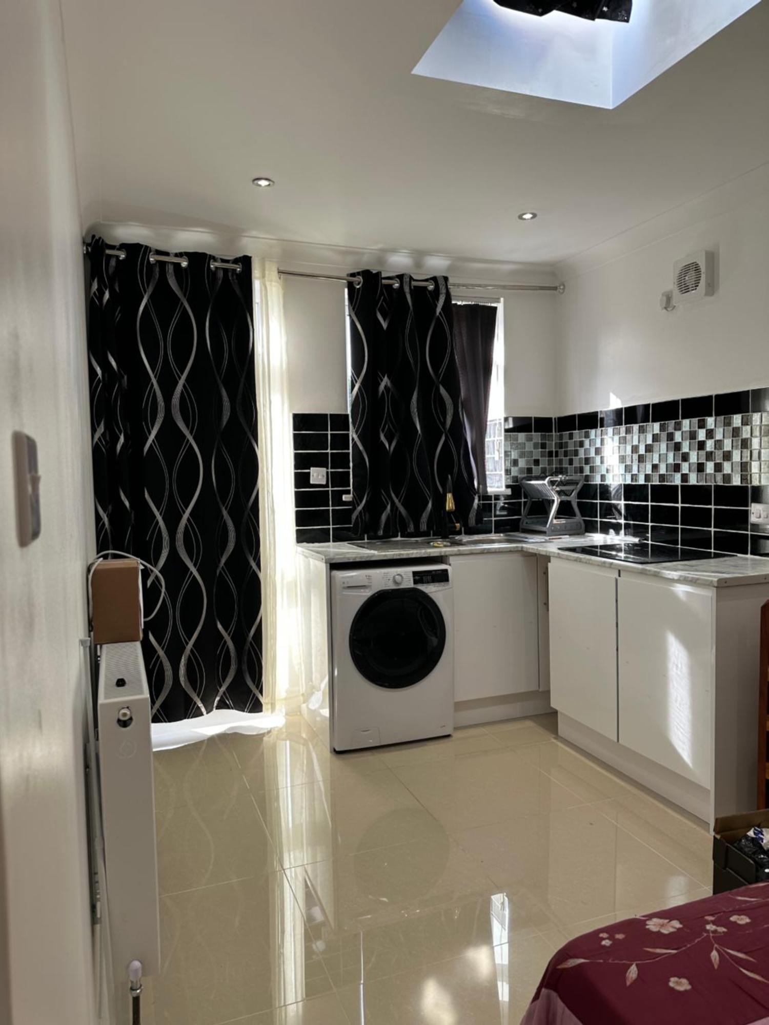 Luxury Ensuite Studio In Crayford Dartford Bexley London With Full Kitchen And Side Garden Alleyway Entrance Erith Exterior foto