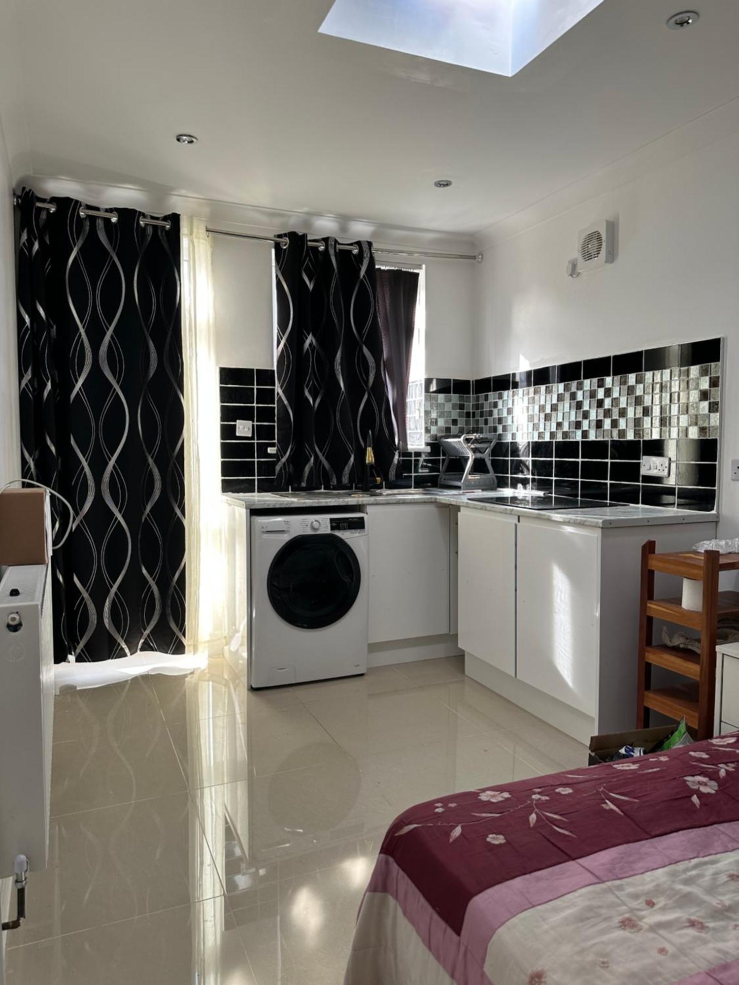 Luxury Ensuite Studio In Crayford Dartford Bexley London With Full Kitchen And Side Garden Alleyway Entrance Erith Exterior foto